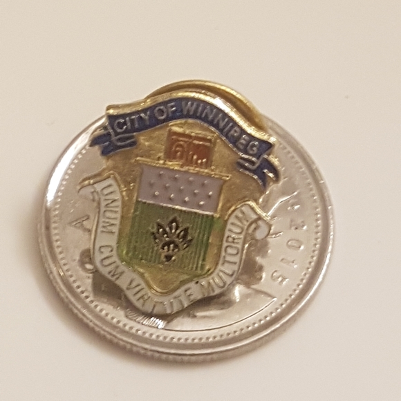 💲5️⃣ in 🛍️of2+  [FIDLER] City of Winnipeg Crest Pin - Picture 8 of 10